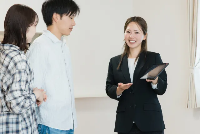地域密着型の不動産会社で売却の進め方を相談する様子
