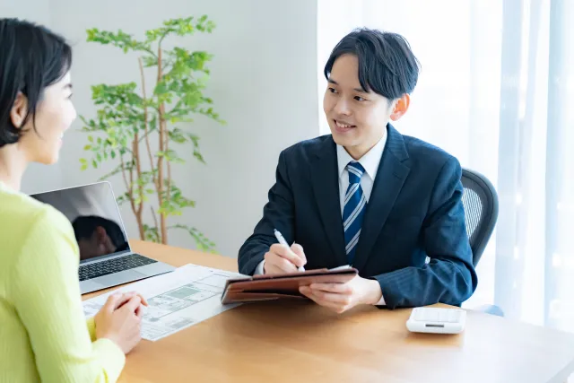 地域密着型の不動産会社が平野区の物件情報を案内するイメージ