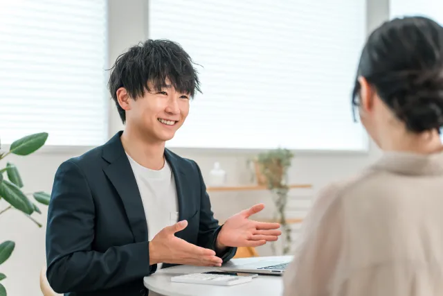 平野区でマイホーム購入について不動産会社に相談する様子